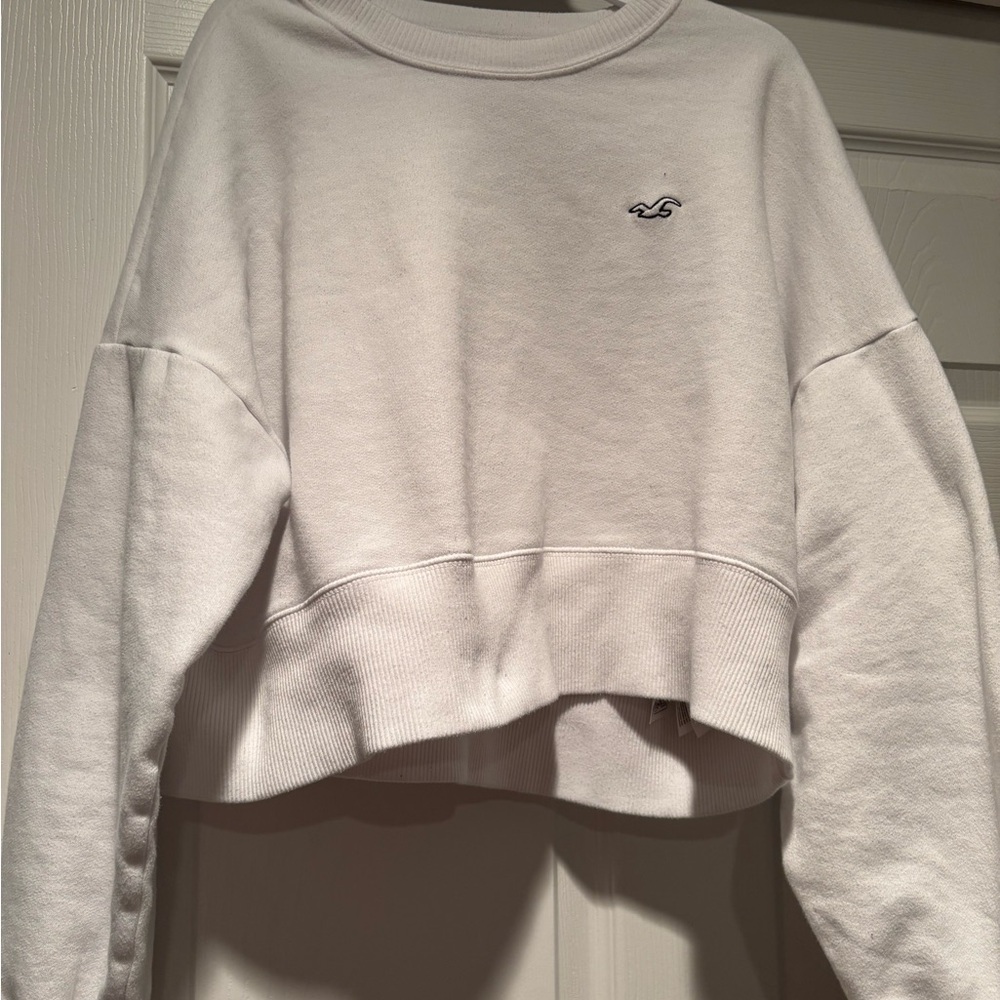 Hollister Women's White Cropped Crew Sweatshirt with Small Logo